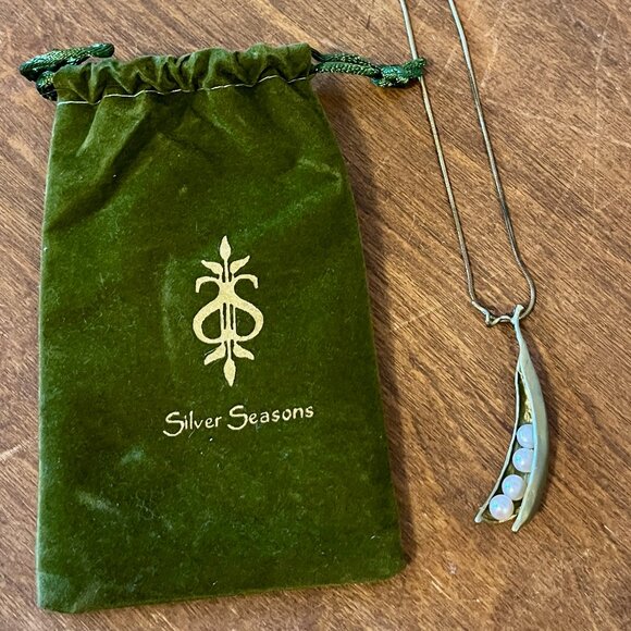 NWOT Pea Pod Necklace with Three Pearls - Picture 1 of 6